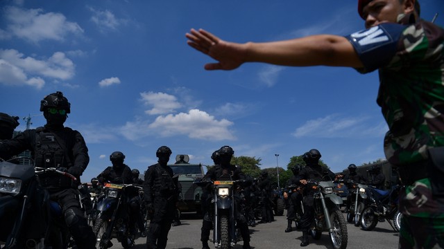 Prajurit SAT-81 Gultor Kopassus bersiap meninggalkan lapangan usai Apel Patroli Skala Besar TNI-Polri di JIExpo, Kemayoran, Jakarta Pusat, Minggu (14/4). Foto: ANTARA FOTO/Sigid Kurniawan