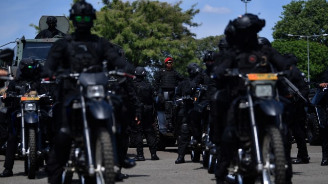 Prajurit SAT-81 Gultor Kopassus bersiap meninggalkan lapangan usai Apel Patroli Skala Besar TNI-Polri di JIExpo, Kemayoran, Jakarta Pusat, Minggu (14/4). Foto: ANTARA FOTO/Sigid Kurniawan