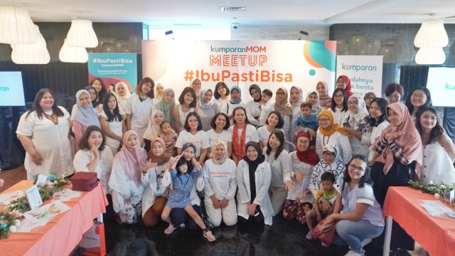 Foto bersama peserta kumparanMOM meetup dengan tema Gadget & Anak: Bisa Kok, Jadi Positif! di Aston Priority Simatupang, Jakarta, Minggu (14/4). Foto: Irfan Adi Saputra/kumparan.