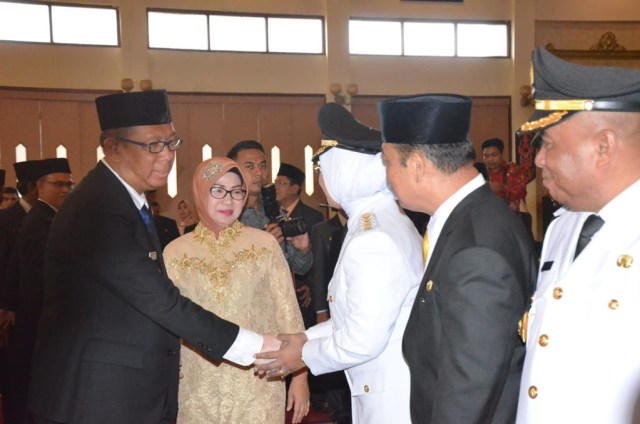 Gubernur Sutarmidji, mengucapkan selamat kepada Erlina Ria Norsan, yang dilantik sebagai Bupati Mempawah. Foto: Dok Hi!Pontianak 