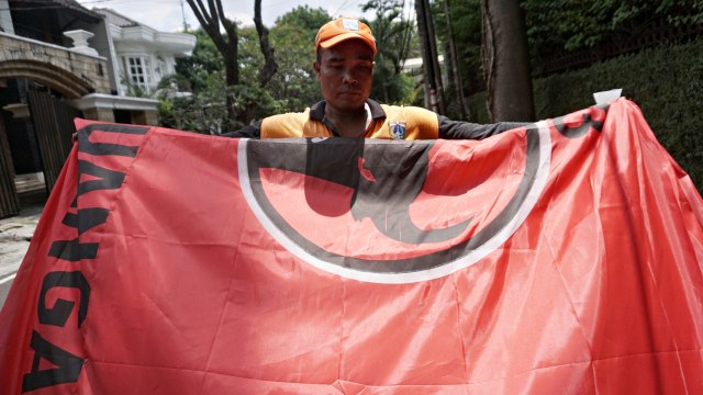 Tim gabungan Satpol PP dan PPSU menertibkan Atribut Peraga Kampanye (APK) di kawasan Menteng, Jakarta Pusat (14/4). Foto: Iqbal Firdaus/kumparan