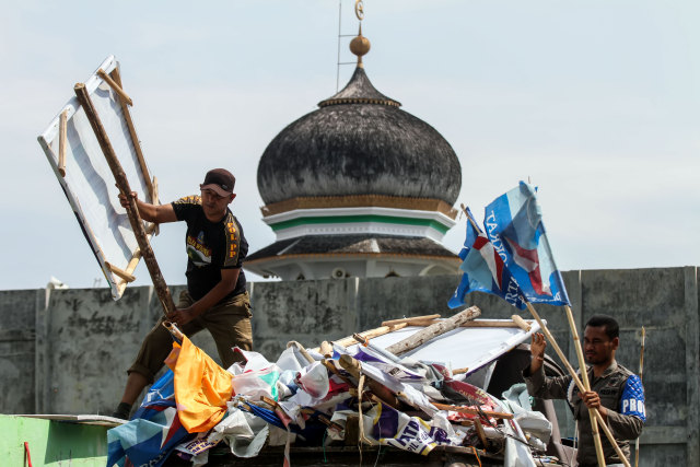 Penertiban Atribut Peraga Kampanye (APK), Tebet, Jakarta