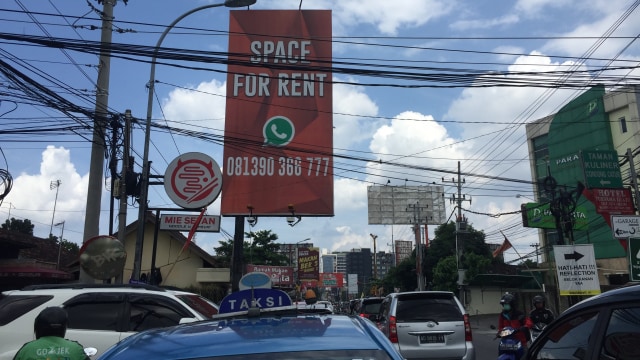 APK di Jalan Kaliurang, Sleman, sudah mulai ditertibkan. Foto: Arfiansyah Panji Purnandaru/kumparan