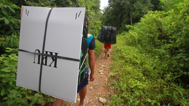 DISTRIBUSI LOGISTIK PEMILU KE DESA TERPENCIL, Kabupaten Hulu Sungai Tengah, Kalimantan Selatan