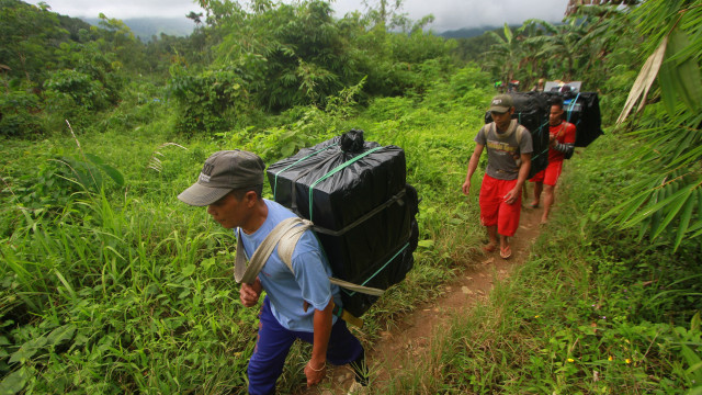 DISTRIBUSI LOGISTIK PEMILU KE DESA TERPENCIL, Kabupaten Hulu Sungai Tengah, Kalimantan Selatan