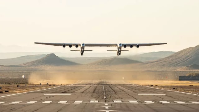 Pesawat terbesar di dunia telah terbang untuk pertama kalinya. Foto: Stratolaunch