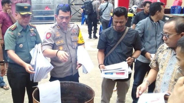 Pemusnahan surat suara rusak di halaman gedung penyimpanan logistik Pemilu 2019 KPU Pasangkayu, Sulawesi Barat. Foto: Dok. KPU Pasangkayu
