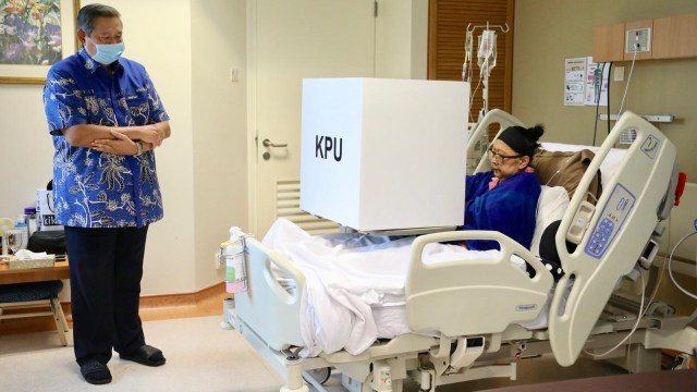 Susilo Bambang Yudhoyono (kiri) mendampingi istrinya, Ani Yudhoyono (kanan), saat pencoblosan di National University Hospital, Singapura. Foto: Dok. Partai Demokrat
