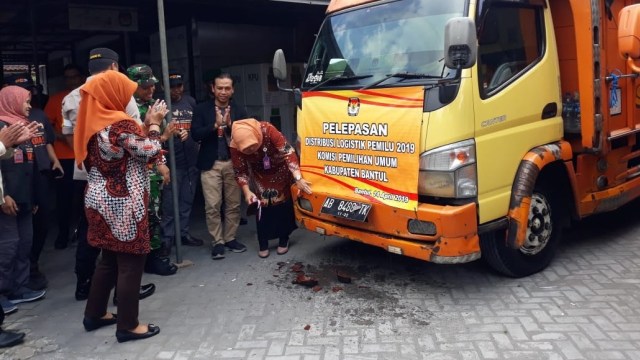 Distribusi logistik Pemilu 2019 di Kabupaten di Yogyakarta. Foto: Arfiansyah Panji Purnandaru/kumparan