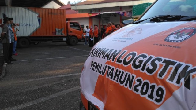 Kantor Pos Padang, Sumatera Barat, telah mulai melakukan distribusi logistik Pemilu 2019 di kawasan Kota Padang. (Anto Jambak/Langkan.id)