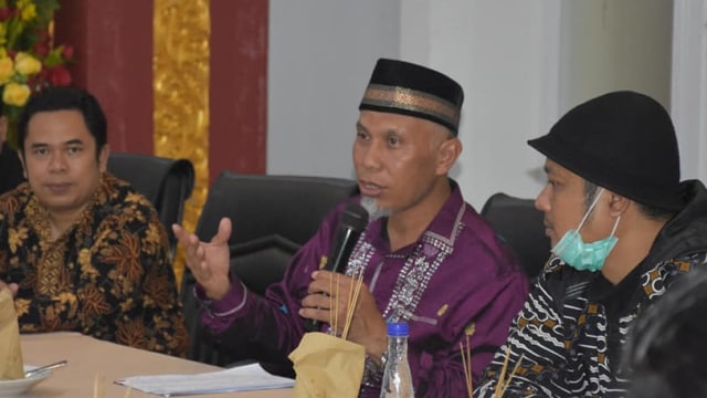 Wali Kota Padang Mahyeldi dalam pertemuan dengan jumlah pihak membahas Program Youth Center.