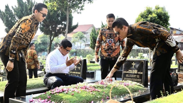 Prabowo Subianto ziarah ke makam ibunya . Foto: Instagram/@dhaniwirianata