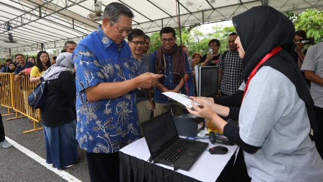 Mantan Presiden ke-6, Susilo Bambang Yudhoyono (kiri), akademisi Rocky Gerung (tengah) dan Sekjen Partai Demokrat, Hinca Panjaitan (kanan) di Kedubes RI Singapura. Foto: Dok. Partai Demokrat