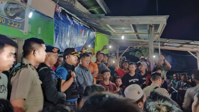 KAPOLSEK Kompol Ricky Ricardo saat bernegosiasi dengan massa agar jangan main hakim terhadap seorang pencuri sapi di Desa Harapan Baru, Mandau, Bengkalis, Riau, Sabtu malam, 13 April 2019. 