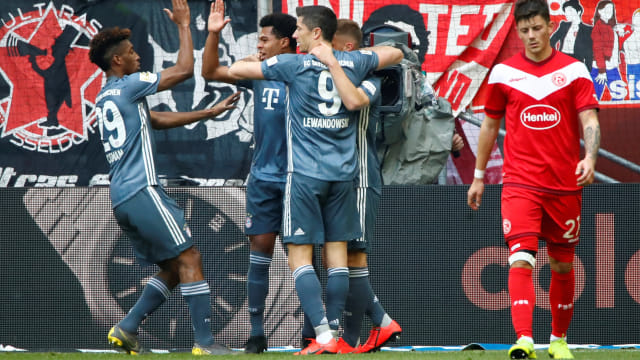 Para pemain Bayern Muenchen merayakan gol ke gawang Fortuna Duesseldorf. Foto: REUTERS/Wolfgang Rattay