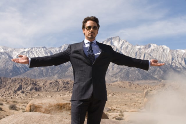 Tony Stark memamerkan senjatanya  (Foto: Marvel Studios)