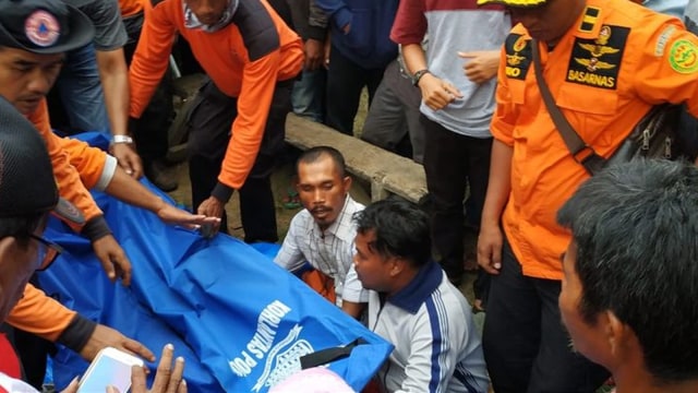 MAYAT Muhammad Al Arifin (5) saat ditemukan dan hendak dievakuasi dari Sungai Indragiri, Pasir Ringgit, Japura, Indragiri Huliu, Minggu, 14 April 2019. Korban diserang buaya Sabtu, 13 April 2019, di Sungai Morong, Sungai Lala, berjarak 30 km dari lokasi penemuan. 