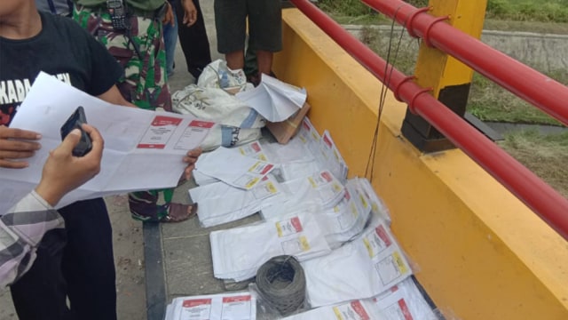 Surat suara tambahan untuk Kabupaten Tanah Datar, Sumatera Barat, ditemukan di bawah jembatan Salo, Minggu (14/4/2019). (Foto: Bawaslu Kampar)