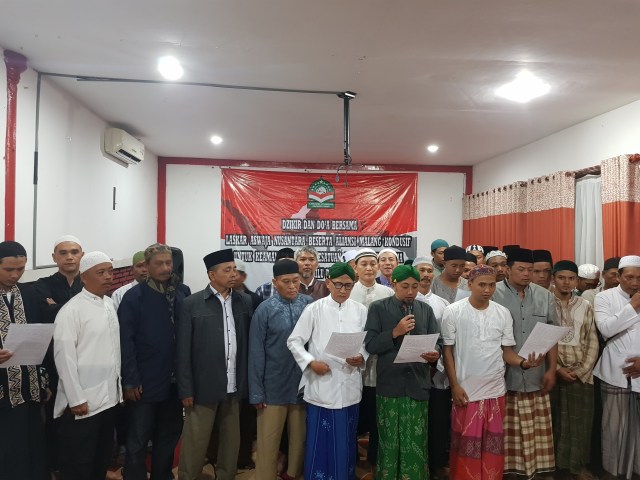 Suasana deklarasi Pemilu damai yang digelar oleh Aliansi Aswaja Nusantara dan Aliansi Malang Kondusif, Minggu malam (14/4). (foto: Irham Thoriq/Tugu Malang).