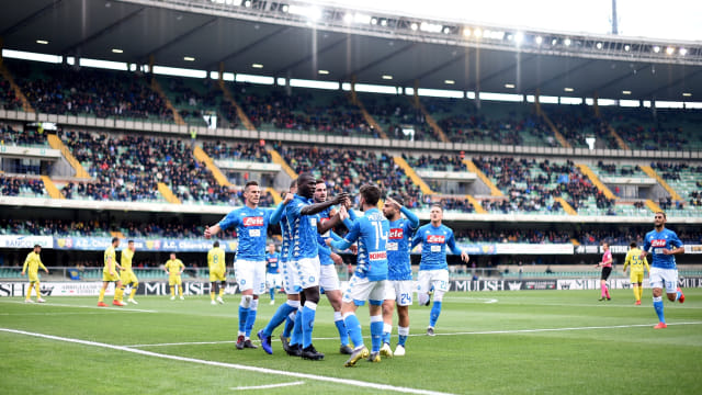 Para pemain Napoli merayakan gol Kalidou Koulibaly ke gawang Chievo. Foto: REUTERS/Daniele Mascolo