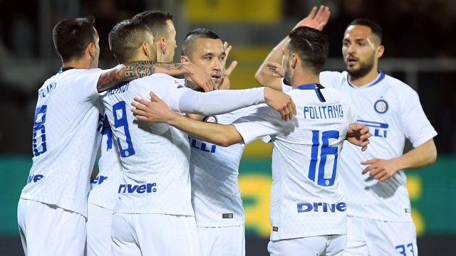 Para pemain Inter merayakan gol Radja Nainggolan ke gawang Frosinone. Foto: REUTERS/Alberto Lingria
