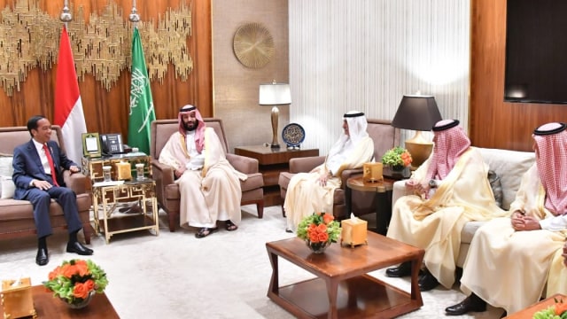 Presiden Joko Widodo (kiri) saat Bertemu Putra Mahkota Arab Saudi Mohammed bin Salman (kedua dari kiri). Foto: Dok. Istimewa