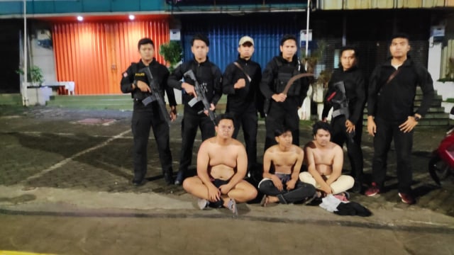 Tiga anggota Gangster diamankan Tim Eagle One Sat Reskrim Polres Metro Jakarta Selatan. Foto: Raga Imam/kumparan