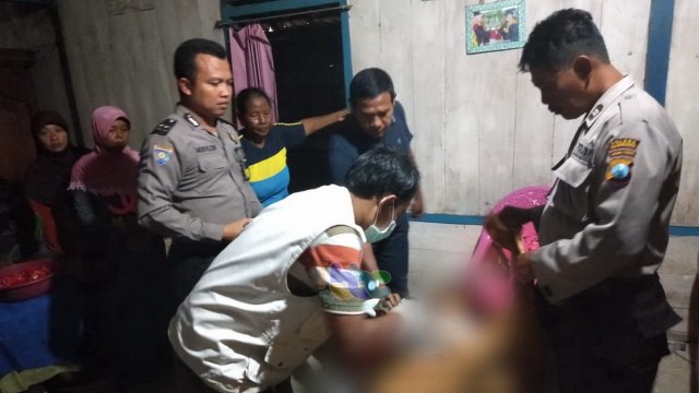 Petugas saat lakukan identifikasi jenasah Karti bin Kayat (43) warga Kecamatan Temayang Bojonegoro, yang ditemukan meninggal dunia di ladang garapannya, di desa setempat. Minggu (14/04/2019)