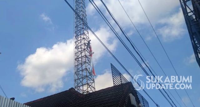 Petugas Satpol PP Kota Sukabumi menertibkan Alat Peraga Kampanye atau APK yang dipasang di tower, Minggu (14/4/2019). | Sumber Foto:CRP 1