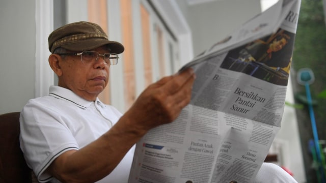 Calon Wakil Presiden nomor urut 01 Ma'ruf Amin membaca koran di rumahnya, Jakarta, Senin (15/4/2019). Foto: ANTARA FOTO/Akbar Nugroho Gumay