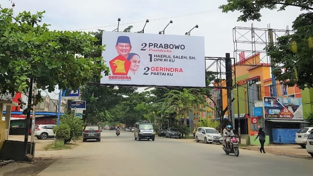 Salah satu APK yang masih terpasang di billboard di Jalan Saranani, Kota Kendari, Senin (15/04). Foto: Attamimi
