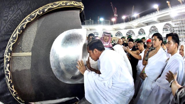 Presiden Jokowi mencium Hajar Aswad