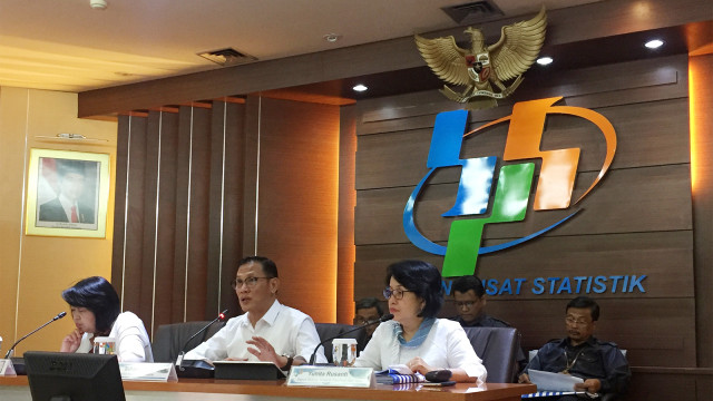 Kepala BPS Suhariyanto (tengah) pada Konferensi Pers Neraca Perdagangan Maret 2019 di Gedung BPS, Jakarta. Foto: Selfy Sandra Momongan/kumparan