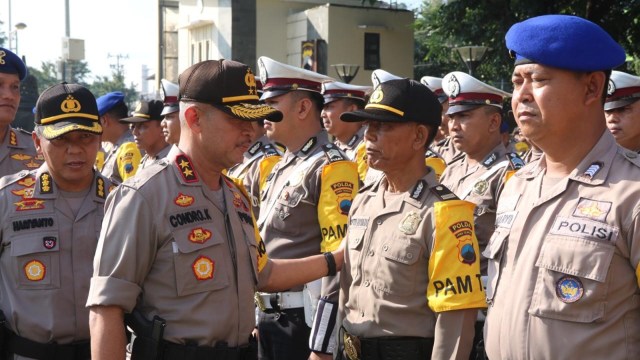 Kapolda Jateng Irjen Pol Condro Kirono (kedua kiri) mengecek pasukan pengamanan pemilu, usai melaksanakan Apel. Foto: Afiati Tsalitsati/kumparan