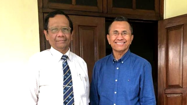 Mantan Ketua Mahkamah Konstitusi (MK) Mahfud MD saat bertemu Dahlan Iskan (kanan). Foto: Facebook/Muhammad Said Didu