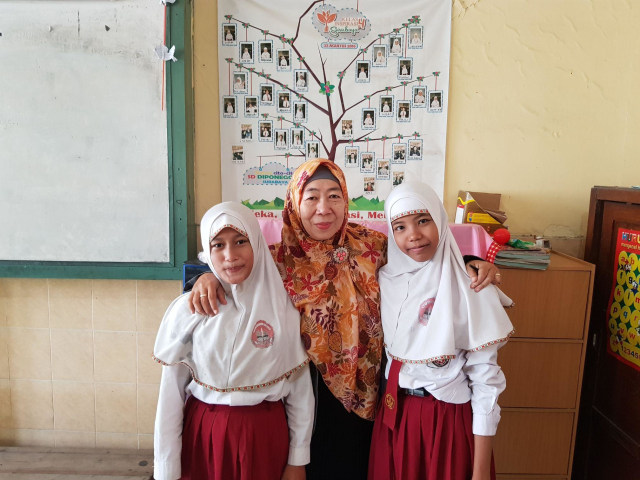 Dari kiri-kanan : Uswatun Hasanah (siswi kelas 6) Sri Wahyu Maikaningrum (Kepala Sekolah SD Diponegoro), dan Nurul Imamah. Foto : Windy Goestiana