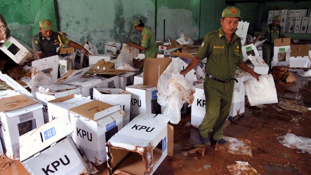 Petugas Hansip membawa kotak surat suara Pemilu 2019 yang rusak akibat terkena banjir di Gedung GOR Serbaguna, Ciseeng, Kabupaten Bogor, Jawa Barat, Senin (15/4/2019). Foto: ANTARA FOTO/Arif Firmansyah