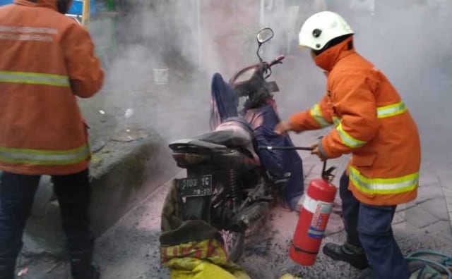 PMK Kota Surabaya padamkan kebakaran dengan Apar