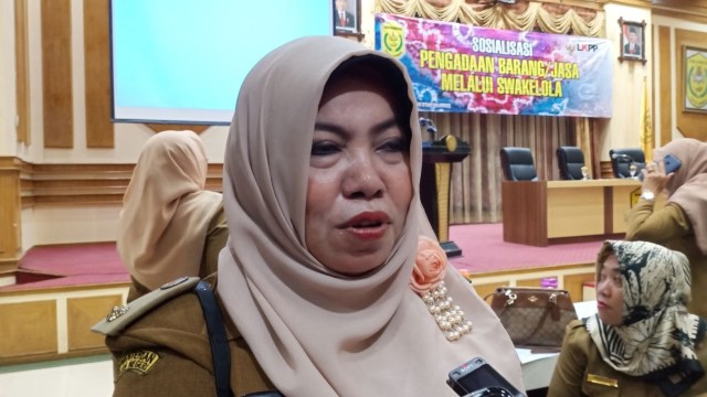Lurah Tanjung Pagar di Kota Banjarmasin, Aina mengakui minim SDM untuk mengelola dana kelurahan Rp 370 juta. Foto: Zahidi/banjarhits.id