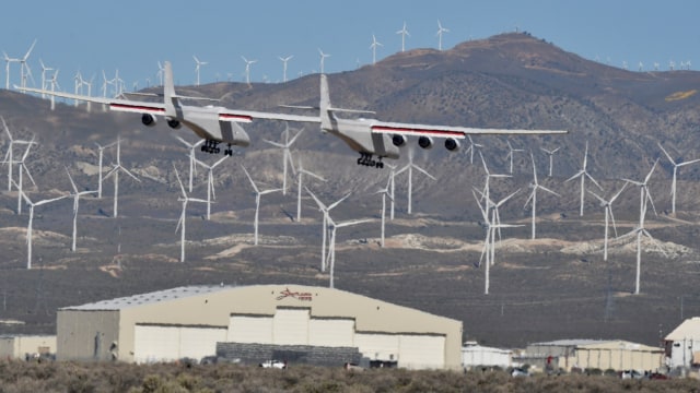 Pesawat terbesar di dunia, yang dibangun oleh perusahaan Paul Allen, Stratolaunch Systems, mendarat selama penerbangan uji pertamanya di Mojave, California, Amerika Serikat. Foto: REUTERS / Gene Blevins