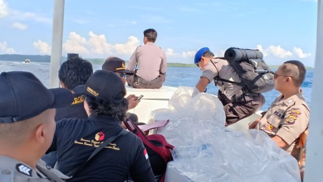 Pengiriman logistik Pemilu ke Pulau Nusa Penida, Klungkung, Senin (15/4) - kanalbali/KR6