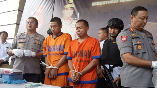 Anggota kepolisian Polda Jawa Timur menunjukkan tersangka dan barang bukti pembunuhan penari asal Kediri, Budi Hartanto di Markas Polda Jawa Timur. Foto: Yuana Fatwalloh/kumparan