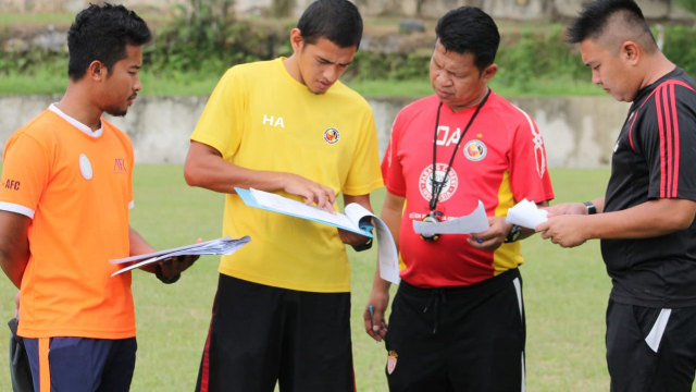 Hengki Ardiles (tengah) bersama pelatih Semen Padang FC U-20 Delfi Adri. (MO Semen Padang)