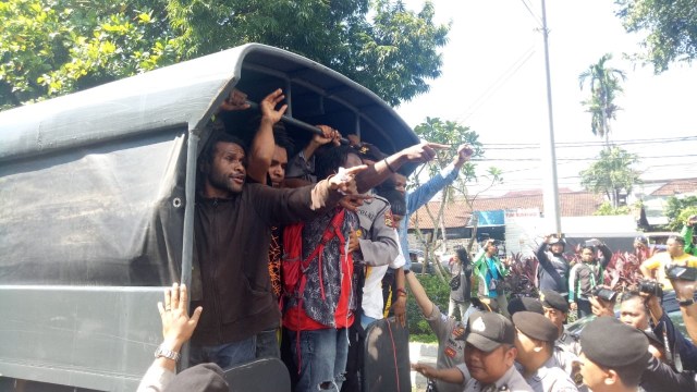 Mahasiswa Papua saat diangkut ke Polresta Denpasar, Senin (15/4) - kanalbali/KAD