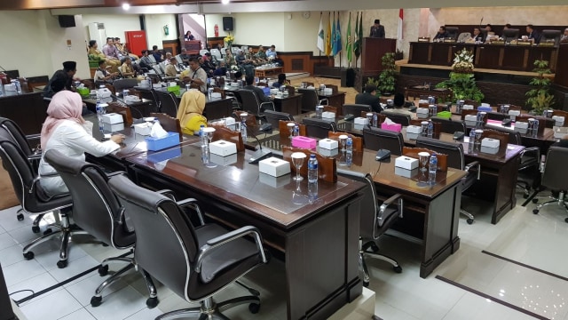Rapat paripurna istimewa DPRD Kalsel cuma dihadiri 22 orang legislator pada Senin (15/4/2019), dua hari sebelum pemungutan suara Pemilu 2019. Foto: Diananta/banjarhits.id