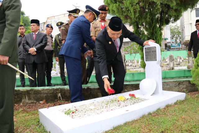 Wali Kota Medan, Dzulmi Eldin menghadiri upacara dan ziarah kubur dalam rangka peringatan HUT provinsi Sumatera Utara ke-71 di Taman Makam Pahlawan, Jalan Sisingamangajara Medan, Senin (15/4/2019). SumutNews.com