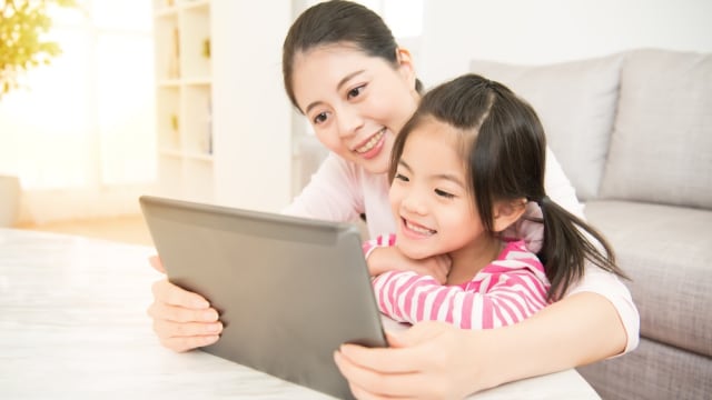 Penggunaan gadget pada anak. Foto: Shutterstock