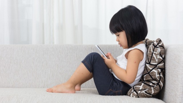 anak balita bermain gadget Foto: Shutterstock