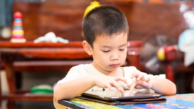 Penggunaan gadget pada anak. Foto: Shutterstock