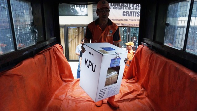 Seorang petugas mengangkut kotak suara Pemilu 2019 saat distribusi logistik Pemilu 2019 di GOR Kemayoran, Jakarta, Senin (15/4/2019). Foto: Irfan Adi Saputra/kumparan